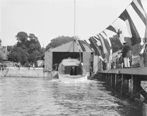 Gerahmter Druck : Der Motorboot von Saunders wird gelauft, 1908. Ersteller: Kirk & Söhne aus Cowes