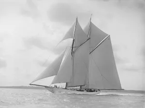 Isle Of Wight Drucke: Der Segelschiff Meteor IV, 1912. Ersteller: Kirk & Sons von Cowes