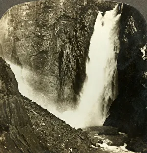 Die brodelnden Wasser des mächtigen Voringfoss, eines der größten Wasserfälle Norwegens, um 1905.