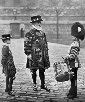 Traditional British Costume Drucke: Sergeant-Major Patrick Penrose, the Yeoman Porter, London, 1896. Artist: Gregory & Co