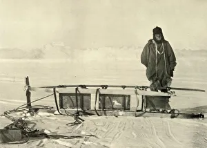 Antarctic Explorer Drucke: Shackleton standing by the Broken Southern Sledge, c1908, (1909)