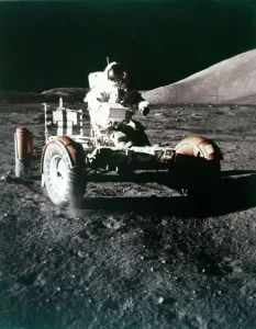 Ein Schritt In Die Welt Der Monderkundung Drucke: Eugen Cernan nutzt den Rover auf der Mondoberfläche während der Mission des Apoll 17 im Dezember 1972