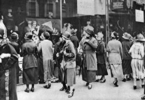 Kensington High Street History Drucke: Shoppers in Kensington High Street, London, 1926-1927
