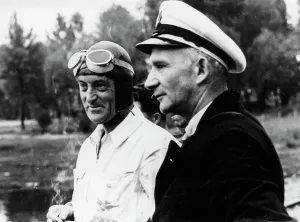 Sir Malcolm Campbell Drucke: Sir Malcolm Campbell, on the left, possibly at Coniston, 1939