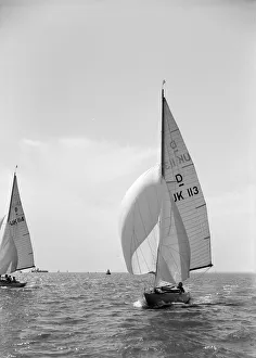 Drucke von Schiff (Drachenklasse?) segelt mit Spinnakel, 1938 Bermuda Drucke: Schiff (Drachenklasse?) segelt mit Spinnakel, 1943. Ersteller: Kirk & Söhne von Cowes