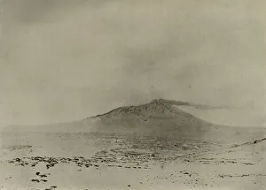 Ernest Shackleton Expedition Drucke: Smoke streaming from the Crater of Erebus, c1908, (1909)