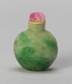 Asian Applied Arts Collection Drucke: Snuff Bottle with a Hawk and a Bear beneath a Pine Tree, Qing dynasty (1644-1911)