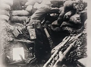 Trench Life During WWI Drucke: Soldier in trenches, c1914-c1918