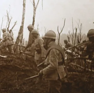 French Soldiers In WWI Drucke: Soldiers advancing, c1914-c1918