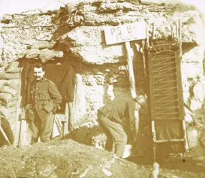 Trench Life During WWI Drucke: Soldiers in front line trenches, c1914-c1918