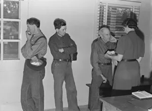 Agricultural Laborers Drucke: Sons, migratory workers, bring father