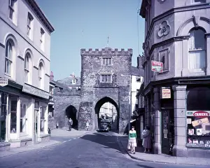 Drucke von Süd-Tor, Launceston, Cornwall, c1955. Ansicht eines Teils der mittelalterlichen Stadtmauer Launceston Drucke: Südtor, Launceston, Cornwall, c1955. Ersteller: Arthur Charles Kirby Ware