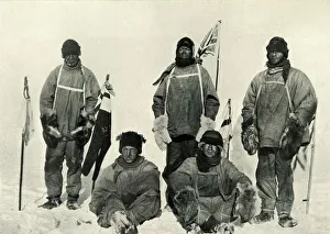 Antarctic Expedition Drucke: At The South Pole, (Bowers pulls the string), January 1912, (1913). Artist: Henry Bowers