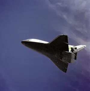 American Space Exploration Drucke: Space Shuttle Columbia on final approach, USA, 1981. Creator: NASA