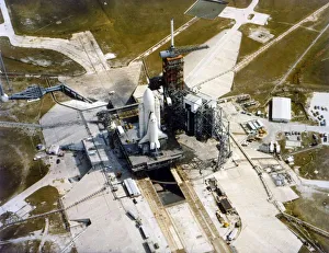 US Space Exploration History Drucke: Space Shuttle Orbiter on the launch pad