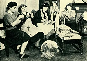 Spinnenspinne Wolle gesammelt aus den Hecken, 1943. Schöpfer: Unbekannt.