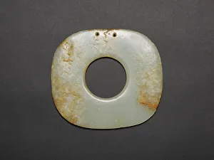 Platte mit quadratischen Ecken und gerundeten Winkeln aus der Steinzeit (Neolithikum), Kultur von Hongshan um ca. 3000 v. Chr
