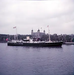 Drucke von Die SS Patricia passiert den Tower of London, um 1953 Tower Hamlets Drucke: Die Trinity House Leuchtturmfähre SS Patricia passiert den Tower of London, um 1953.