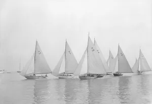 Bermuda Rigged Sailboats Drucke: Start of W Class race: Squirrel (3), Jadi (26), Diana (8), Emerald (27), Melody (28), 1931