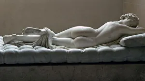 Statue eines schlafenden Hermaphroditen.