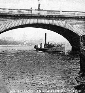 Waterloo Bridge London Drucke: A steamer passing underneath Waterloo Bridge, London, early 20th century
