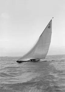 Isle Of Wight Drucke: Stella segelt englischsegel vor Wind, 1914. Ersteller: Kirk & Söhne von Cowes