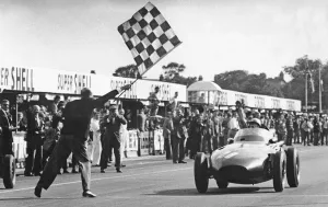 Liverpool Drucke: Stirling Moss gewinnt den britischen Großpreis von 1957 auf dem Rennstrecken Aintree mit der Vanwall