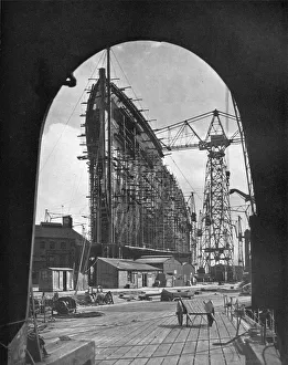 Drucke von Ein beeindruckender Blick auf die riesige Passagierslinienschiff 'Queen Mary', im Bau bei Clydebank, Glasgow, 1934 Glasgow Drucke: Ein beeindruckender Blick auf den großen Passagiersliner HMS Queen Elizabeth im Hafen von Clydebank bei Glasgow