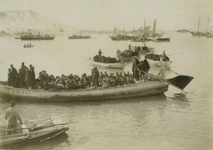 Armed Forces Transportation Drucke: String of pontoons in tow of stream launch