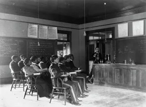 Schüler im Unterricht lernen die Zubereitung von Schwefelsäure, Hampton Institute, Virginia zwischen 1899 und 1900. Ersteller: Frances Benjamin Johnston. Schüler im Unterricht lernen die Zubereitung von Schwefelsäure, Hampton Institute, Virginia zwischen 1899 und 1900