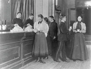 Schüler beim Trinken von Getränken an einem Tresen im Western High School in Washington, D.C., (ca. 1899). Erstellerin: Frances Benjamin Johnston