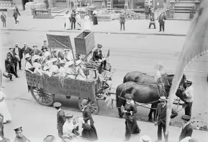 Stimmrechtswagen von Hay, zwischen 1910 und 1915 entstanden. Ersteller: Bain News Service