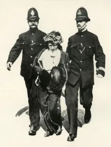 Suffragetten während der Verhaftung, c1910, (1947). Künstler: Unbekannt.