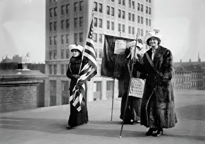 American Suffrage Movement Drucke: Suffragettes with flag, between c1910 and c1915. Creator: Bain News Service