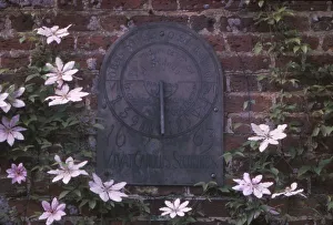 Wenigstens ein Sonnenuhr vom Jahr 1663 im Garten von Pollesdon-Lacey, Surrey aus dem frühen zwanzigsten Jahrhundert. Künstler: C.M. Dixon
