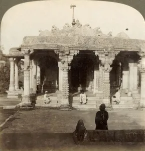 Überzeugende Marmorheiligtümer in Dilwarra auf Abu, der heiligen Berge der Jainisten Indien 1903