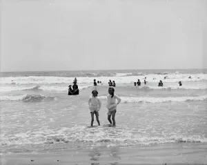 American Coastal Scenes Drucke: Surf bathing, between 1900 and 1905. Creator: Unknown