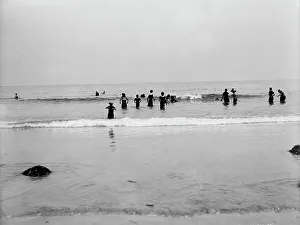 Klettern am Strand, zwischen 1900 und 1905. Schöpfer unbekannt