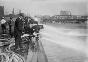 Testen des Stromeinsatzes von Motorfeuerwehrfahrzeugen im Jahr 1913. Ersteller: Bain News Service