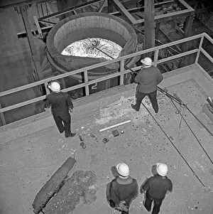 Die Temperatur des geschmolzenen Stahls testen in der Gegend von Park Gate im Süd-Yorkshire am 1. April 1964