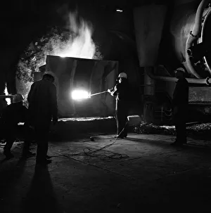 Michael Walters Photography Drucke: Testing temperature of molten steel, Park Gate Iron & Steel Co, Rotherham, South Yorkshire