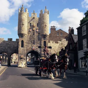 Shire Horse Drucke: Tetleysche Schafpferde und Wagen vor dem Micklegates Tor in York, Nord-Yorkshire, 1969