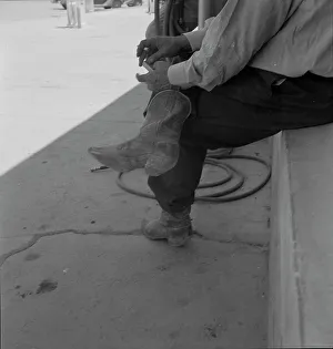 Ein texanischer Rinderzüchter wird durch den Typ der Stiefel gekennzeichnet er trägt in Van Horn (Texas), 1937 von Dorothea Lange