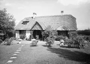 Isle Of Wight Landscape Drucke: Thatched cottage and garden, c1935. Creator: Kirk & Sons of Cowes