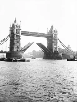 London Landmarks 19th Century Drucke: Tower Bridge with bascules open, London, c1905