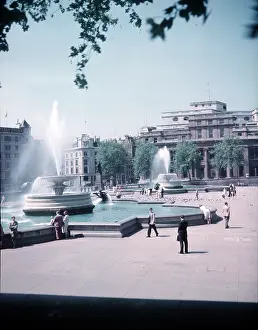 Drucke von Ein Bild von Trafalgar Square in London, um 1955. Im Hintergrund ragt der Canada House empor, während das Canadian Pacific Building links zu sehen ist Westminster Drucke: Trafalgar Square, London, um 1955