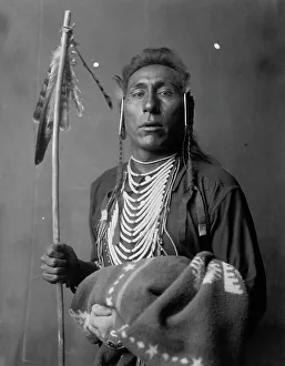 Native American Heritage Images Drucke: Tries His Knee, c1908. Creator: Edward Sheriff Curtis