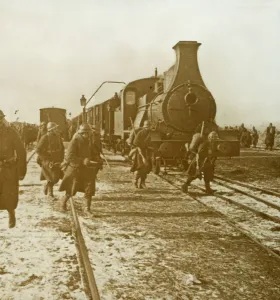 B And W Historical Images Drucke: Troops disembarking from steam train, c1914-c1918