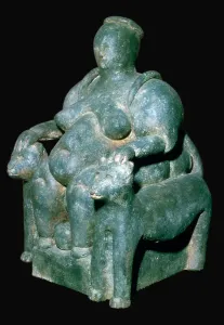 Drucke von Lehmfigurenstatue einer Muttergöttin aus der archäologischen Stätte von Çatalhöyük in der Türkei auf einem Leopardthrone während des Gebens Katal Huyuk Drucke: Türkische Plastik von einer Muttergöttin auf einem Löwenthrone