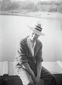 Unbekannter Mann sitzt vor Wasser zwischen 1896 und 1942. Künstler: Arnold Genthe